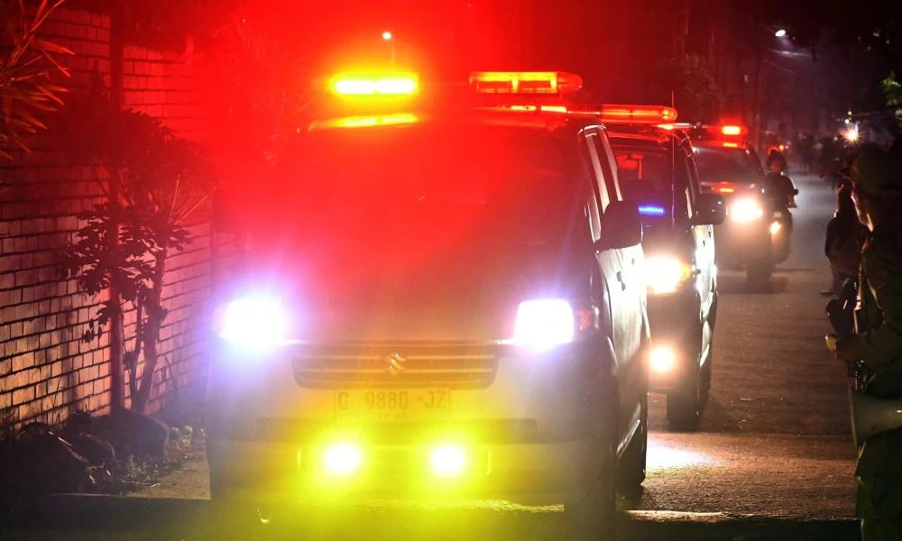 Ινδονησία: Η πυροσβεστική κατάφερε να σταματήσει μεγάλη πυρκαγιά σε αποθήκη πυρομαχικών του στρατού (Βίντεο)